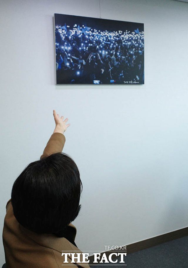 백 의원의 등 뒤에 걸린 사진은 이호 작가가 혁신당 창당대회의 순간을 기록해 조 전 대표에게 선물한 작품이다. 그는 이 사진을 보여 혁신당의 의미와 창당 과정을 기억하고, 앞으로 나아가겠다고 강조했다. /김세정 기자