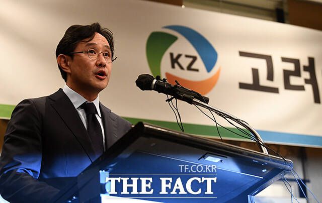 경영권을 두고 고려아연과 영풍·MBK 파트너스의 분쟁이 격화되는 가운데 최윤범 고려아연 회장이 지난해 10월 2일 오후 서울 용산구 그랜드 하얏트에서 기자회견을 열고 입장을 밝히고 있다. /서예원 기자