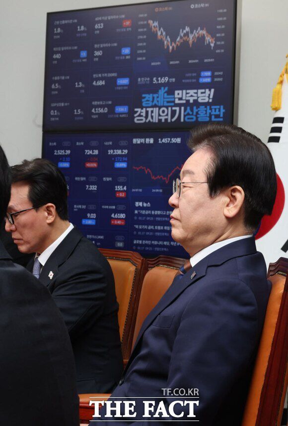 윤석열 대통령 체포에 더불어민주당이 표정 관리에 들어갔다. 이재명 더불어민주당 대표가 17일 오전 서울 여의도 국회에서 열린 최고위원회의에서 잠시 생각에 잠겨 있는 모습. /뉴시스