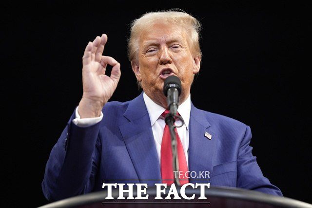 사진설명1도널드 트럼프 미국 대통령 당선인의 취임식이 오는 20일(현지시간) 개최된다. 한국 정부는 관례에 따라 주미대사 내외가 참석할 전망이다. 반면 중국과 일본에서는 이례적인 인물들이 미국행 비행기에 오른다. /AP. 뉴시스