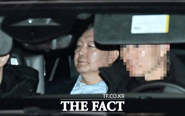 윤석열 대통령이 현직 대통령으로는 헌정 사상 처음으로 구속됐다. 윤석열 대통령이 15일 오후 경기 과천시 고위공직자범죄수사처에서 조사를 마치고 서울구치소로 이동하고 있다. /박헌우 기자