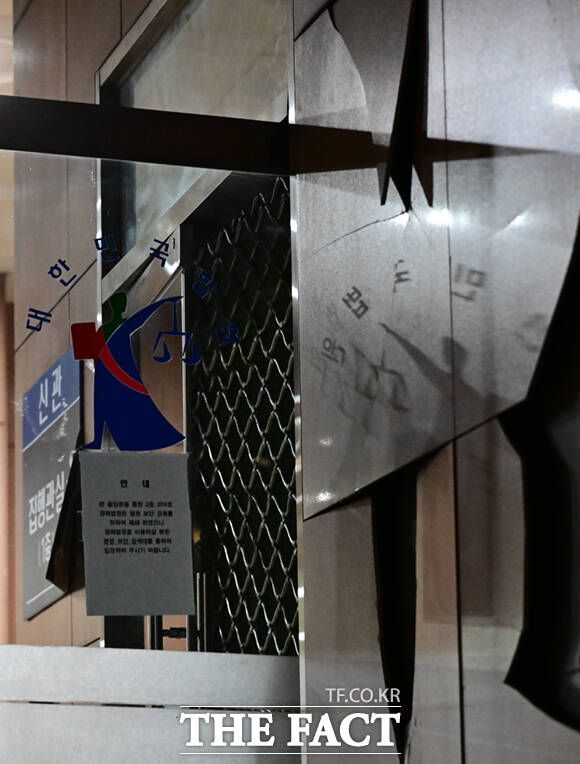 윤석열 대통령이 구속된 19일 오전 일부 윤 대통령 지지자들이 구속영장을 발부한 서울 마포구 서울서부지방법원에 난입해 입구와 창문, 외벽이 파손했다. /이새롬 기자