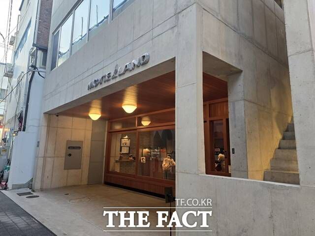 무비랜드는 디자인 회사 모베러웍스가 2024년 2월에 오픈한 영화관 겸 라디오 방송 등을 위한 미디어 공간으로, 서울 성수동에 있다. /박지윤 기자