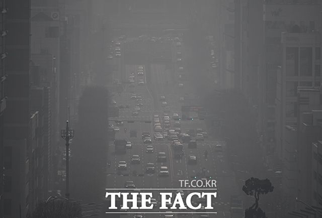 절기상 큰 추위라는 '대한(大寒)'인 20일 오후 전국 대부분 지역의 미세먼지 농도가 '나쁨' 수준을 보인 가운데 서울 서초구 반포대로에서 바라본 서울 도심이 뿌옇게 보이고 있다. /박헌우 기자