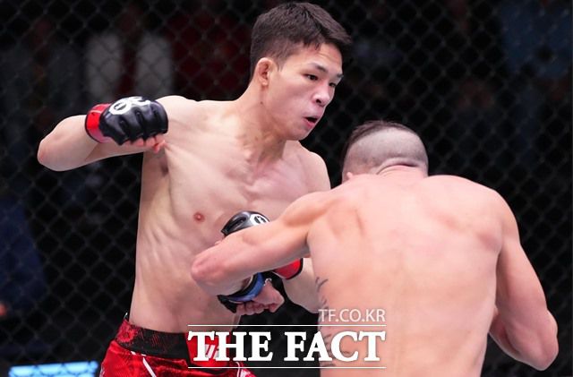 13개월 만에 복귀전을 갖는 박현성(왼쪽)./UFC