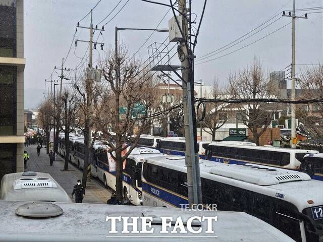 경찰은 헌재를 중심으로 곳곳에 경찰버스로 차벽을 세워 시위대의 진입을 원천 봉쇄했다. /이다빈 기자