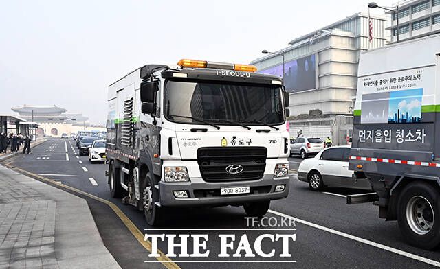 수도권에 고농도 미세먼지 비상저감조치가 시행된 21일 오전 서울 광화문 세종대로의 먼지흡입 청소차량이 분진흡입 청소 작업을 하고 있다. /임영무 기자