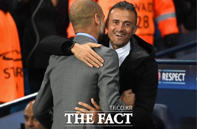 23일 운명의 한판 승부를 펼치는 PSG 루이스 엔리케 감독(오른쪽)과 맨시티의 펩 과르디올라 감독./UCL