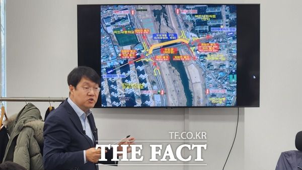 박문용 대전시 건설관리본부장이 22일 기자간담회를 통해 유등교 가설교 일부 개통에 대해 설명하고 있다./정예준 기자