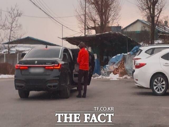 최 씨는 운전기사가 골프 장비를 가지고 나와 트렁크에 옮긴 뒤 모습을 드러냈다. 최 씨는 한 손에 음료를, 다른 한 손에는 자그마한 핸드백을 들고 있었다. /남양주=이동현 기자