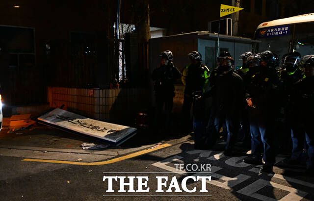 12·3 비상계엄 선포로 내란 우두머리 혐의가 적용된 윤석열 대통령이 구속된 지난 19일 오전 일부 윤 대통령 지지자들이 구속영장을 발부한 서울 마포구 서울서부지방법원에 난입하며 간판이 떨어져 파손돼 있다. /이새롬 기자