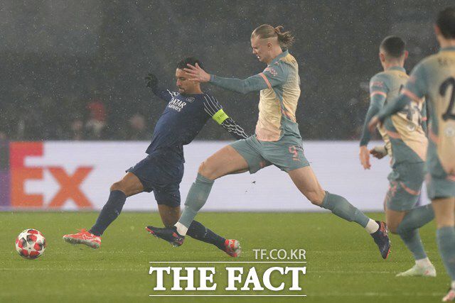 2034년까지 맨시티와 장기 계약한 '괴물' 홀란(가운데)의 드리블 장면./파리=AP.뉴시스