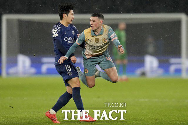 맨시티 필 포든(오른쪽)의 공격을 저지하는 이강인./파리=AP.뉴시스