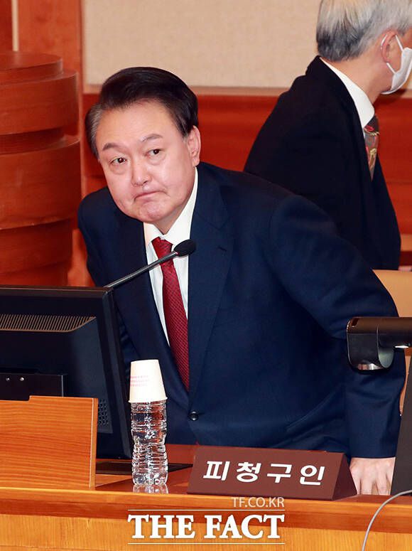 박은정 조국혁신당 의원은 23일 윤석열 대통령이 지난 21일 헌법재판소 탄핵 심판 출석 당시 머리 손질과 메이크업 등 특혜 의혹을 제기했다. 21일 오후 서울 종로구 재동 헌법재판소에서 열린 탄핵심판 3차 변론기일에 출석해 피청구인 측 자리에 앉는 윤 대통령. /사진공동취재단