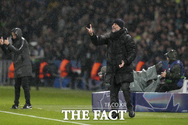 16강 토너먼트 진출의 고비에서 맞대결을 펼친 맨시티의 펩 과르디올라 감독(오른쪽)과 PSG의 루이스 엔리케 감독./파리=AP.뉴시스