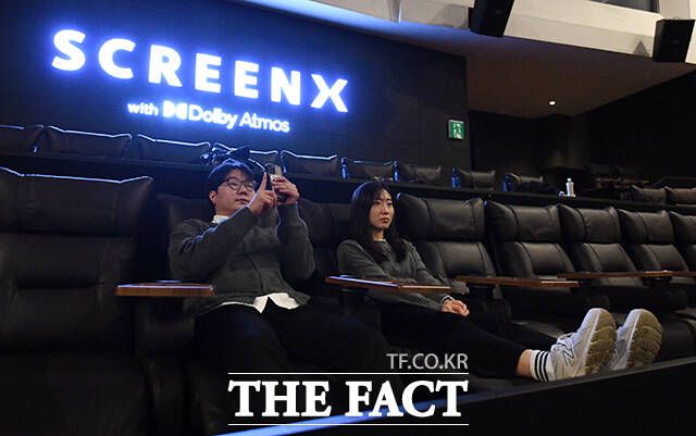 CJ CGV의 자회사인 CJ 4DPLEX가 23일 오전 서울 용산구 CGV 용산아이파크몰에서 기자간담회를 열고 '4면 SCREENX(스크린엑스)관'을 선보이는 가운데 관계자들이 리클라이너석을 체험하고 있다. /서예원 기자