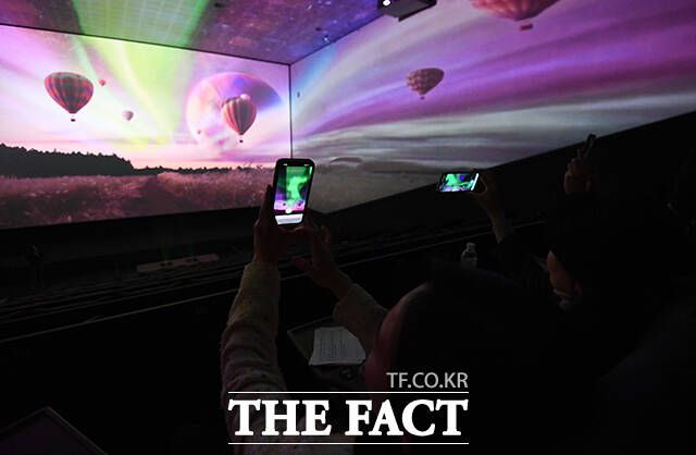 CJ CGV의 자회사인 CJ 4DPLEX가 23일 오전 서울 용산구 CGV 용산아이파크몰에서 기자간담회를 열고 '4면 SCREENX(스크린엑스)관'을 선보이는 가운데 관계자가 AR(증강현실) 체험을 하고 있다. /서예원 기자
