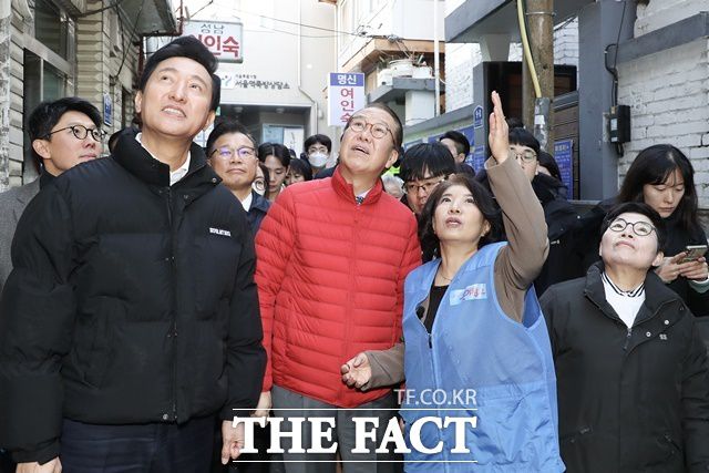 서울 동자동 쪽방촌 골목 살피는 오세훈 시장과 권영세 위원장.