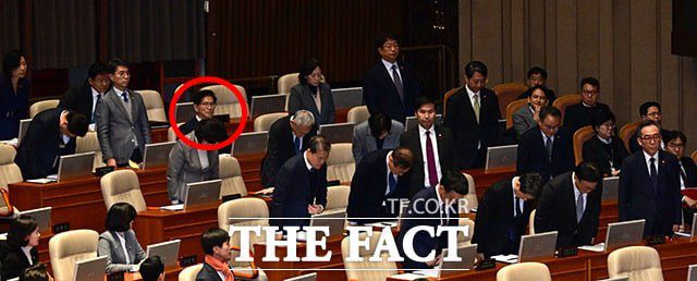 지난해 12월 11일 김문수 고용노동부 장관을 제외한 국무위원들이 국회 본회의장에서 열린 '윤석열 대통령 위헌적 비상계엄 선포 내란행위 관련 긴급현안질문'에 출석해 비상계엄 사태에 대해 사과하고 있는 모습. /남윤호 기자