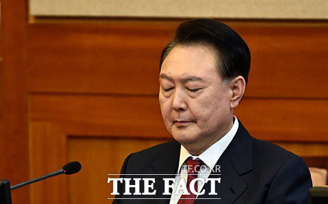 윤석열 대통령과 김용현 전 국방부 장관이 지난달 3일 비상계엄 당시 '의원들을 끌어내라'는 지시가 아닌 '요원을 끌어내라'고 했다고 주장했다. 야권 의원들은 윤 대통령과 김 전 장관 주장에 실소하며 '국회요권' 챌린지로 대응하고 나섰다. 지난 23일 헌법재판소에서 열린 탄핵 심판 4차 변론기일에 출석한 윤 대통령. /사진공동취재단