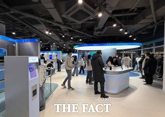 서울 강남구 코엑스에 마련된 '갤럭시S25' 체험 공간에서 고객들이 갤럭시 AI를 체험하고 있다. /이성락 기자