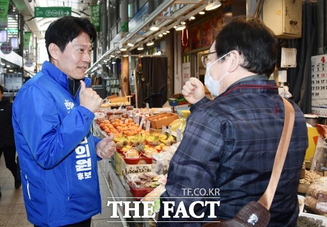 한민수 의원은 지역구 내 전통시장에서 장을 볼 예정이다. 지난해 총선 유세 당시 한 의원이 강북구 수유시장을 찾아 주민과 인사하는 모습. /이새롬 기자