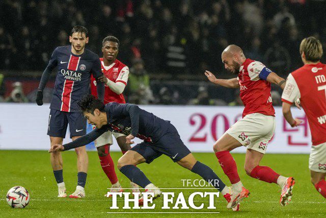 PSG의 새로운 공격 조합으로 지난 26일 첫선을 보인 이강인과 흐비차(맨 왼쪽)의 랭스전 경기 장면. /파리=AP뉴시스