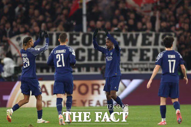 PSG의 다득점을 이끈 브래들리 바르콜라(맨 왼쪽)와 우스만 뎀벨레(rkdnsep의 골 세리머니./UEFA