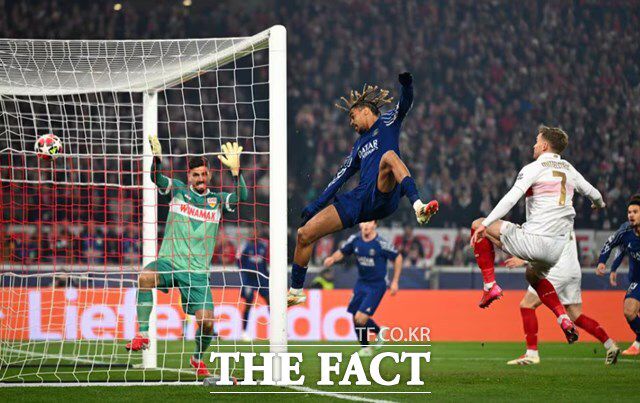 PSG의 왼쪽 윙포워드 브래들리 바르콜라가 30일 슈튜트가르트와 2024~2025 UCL 리그 페이즈 최종 8차전 전반 6분 강력한 헤더로 선제골을 기록하고 있다./UEFA