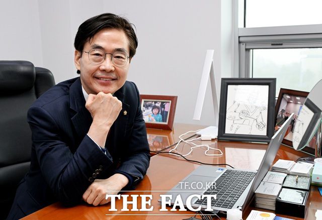 조 의원은 22일 국회의원회관에서 진행된 더팩트와 인터뷰에서 "우리 당은 전통적 보수 지지층도 중요하지만 스윙보터 역할을 하는 중도층의 지지를 대폭 확보해 나가야 한다"라고 강조했다. /배정한 기자