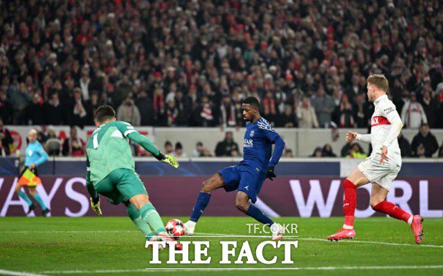 전반 17분 바르콜라의 크로스를 오른발 슛으로 연결하며 2-0 스코어를 만들고 있는 PSG의 우스만 뎀벨레./UEFA