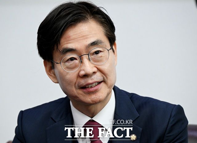 조경태 국민의힘 의원은 당이 윤석열 대통령과 관계 설정을 명확하게 정리할 필요가 있다고 주장했다. 그는 지난 22일 국회 의원회관에서 진행된 더팩트와 인터뷰에서 "위헌적·불법적 비상계엄을 선포했던 윤 대통령이 같은 당이라서 봐줘야 한다? 아니다. 상대방의 잘못에 대해서는 관용을 베풀 수 있다고 본다. 하지만 우리 편이 잘못했을 때는 더 엄격해야 한다"고 강조했다. /국회=배정한 기자