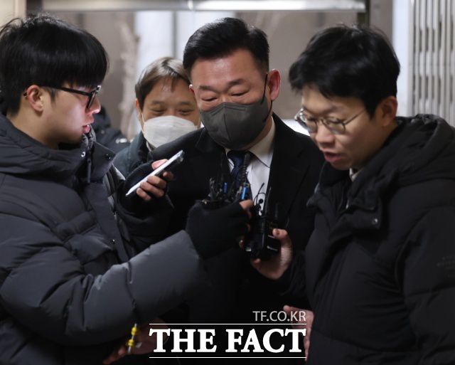 검찰이 윤석열 대통령 체포영장 집행을 방해한 김성훈 대통령경호처 차장과 이광우 경호본부장의 경찰 구속영장 신청을 또 반려했다. 사진은 이 경호본부장이 지난 18일 오전 서울 서대문구 경찰청 국가수사본부 비상계엄 특별수사단 조사에 출석하고 있는 모습. /뉴시스