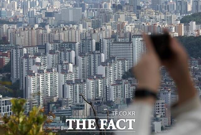 부동산 시장이 침체되면서 주택연금 신규 가입이 늘고 중도 해지는 감소했다. /더팩트 DB