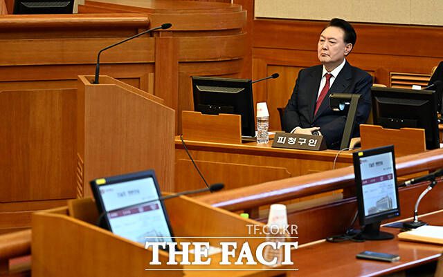 내란 우두머리 혐의로 구속된 윤석열 대통령이 1월 23일 오후 서울 종로구 헌법재판소에서 열린 탄핵 심판 4차 변론기일에 출석하고 있다. /임영무 기자