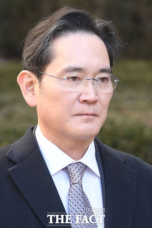 이재용 삼성전자 회장이 3일 오후 서울 서초구 서울고등법원에서 열린 '경영권 불법 승계' 의혹 자본시장과금융투자업에관한법률위반등 항소심 선고공판에서 무죄를 선고받은 후 법정을 나서고 있다. /장윤석 기자