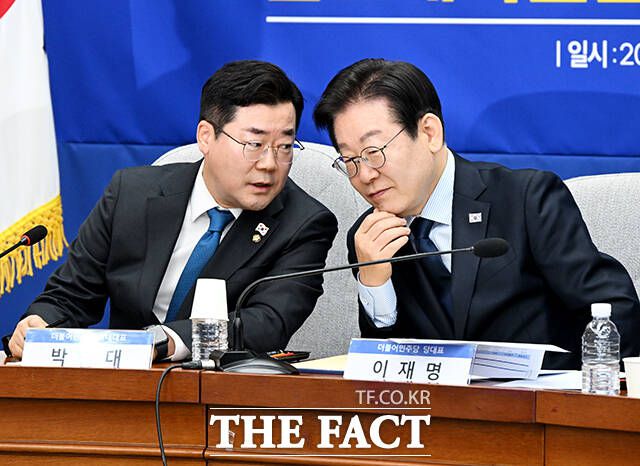 이재명 더불어민주당 대표가 3일 국회에서 '행복하고 정의로운 대한민국, 반도체특별법 노동시간 적용 제외 어떻게?'라는 주제로 열린 정책 디베이트에 참석해 "특별법 중 합의되지 못한 부분이 바로 근로시간 문제"라며 "양측 입장은 물론 당내에서도 입장이 완전히 갈린다"고 언급했다. /배정한 기자