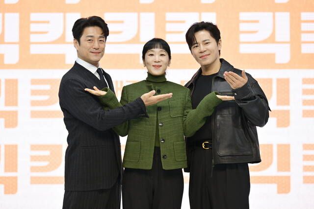 배우 지진희 백지원 이규형(왼쪽부터)이 5일 11시 진행된 KBS2 새 수목드라마 '킥킥킥킥'의 온라인 제작발표회에서 포즈를 취하고 있다. /KBS