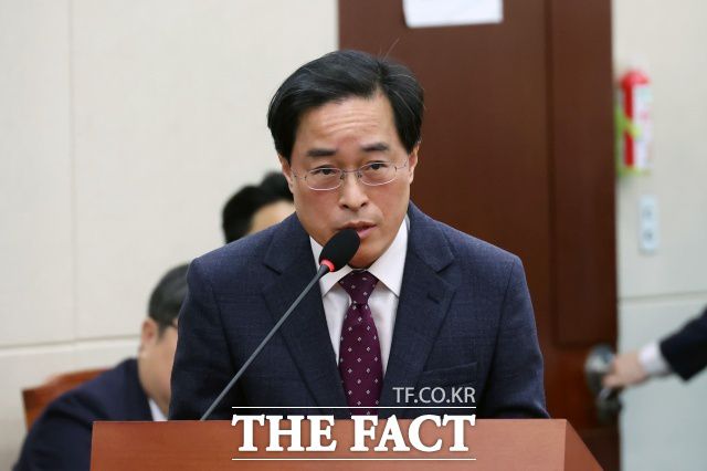 이진동 대검찰청 차장검사가 6일 서울 여의도 국회에서 열린 윤석열 정부의 비상계엄 선포를 통한 내란혐의 진상규명 국정조사특별위원회 전체회의(청문회)에서 의원 질의에 답하고 있다. /뉴시스