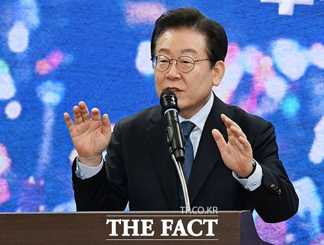 격려사 하는 이재명 대표.