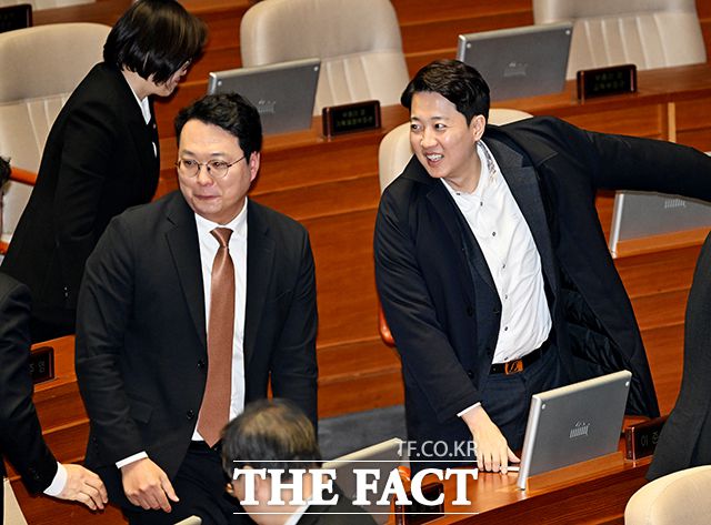 정치권에서는 이 의원의 행보를 두고 그가 어떻게 국민 통합을 이끌어갈 것인가에 대한 의문을 제기하고 있다. /배정한 기자