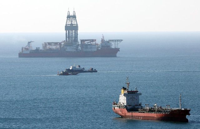 윤석열 대통령이 직접 기대감을 증폭시킨 '대왕고래 프로젝트'가 첫 시추에서 좌초되면서 추진배경과 관련한 논란이 불가피하게 됐다. 웨스트 카펠라호가 2024년 12월 9일 오전 부산 영도구 외항에 정박하고 있다. /뉴시스