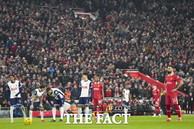 준결승 2차전 후반 6분 페널티킥 키커로 나서는 리버풀의 살라(맨 오른쪽)와 지켜보는 손흥민(7번)./리버풀=AP.뉴시스