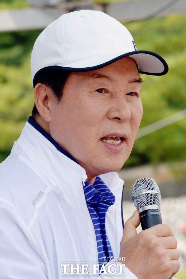 송대관의 가수 인생은 파란만장했다. 그의 대표 히트곡 '해뜰날'처럼 좌절과 절망을 딛고 극적으로 꽃을 피웠다. 사진은 송대관이 더팩트가 주최한 호국보훈의 달 기념 '현충원 나라사랑 걷기대회'에 참여하던 당시 모습. /더팩트 DB