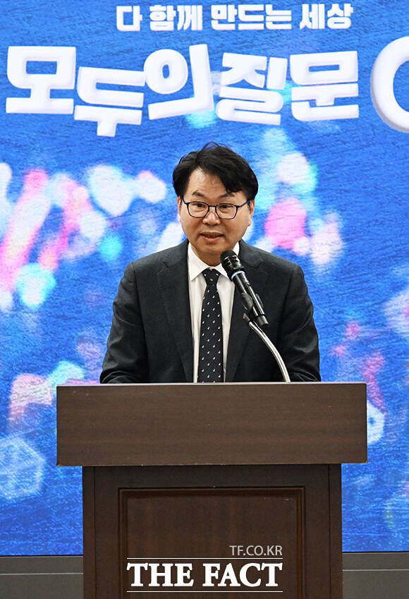 인사말 하는 이한주 민주연구원장.