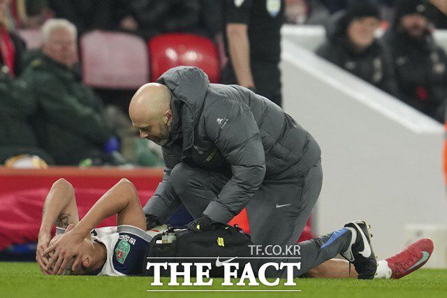 토트넘의 스트라이커 히샬리송이 전반전 추가시간 부상으로 그라운드에 누워 고통스러워하고 있다./리버풀=AP.뉴시스