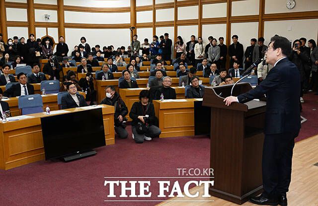 이재명 대표 격려사 듣는 의원들.