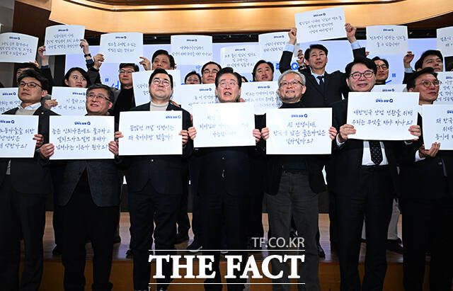 기념사진 촬영하는 이재명 대표(가운데)와 참석자들.