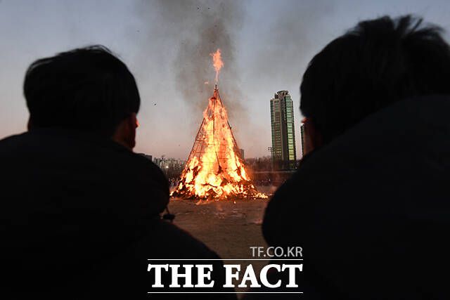 시민들이 달집태우기를 관람하며 건강과 안녕을 기원하고 있다.