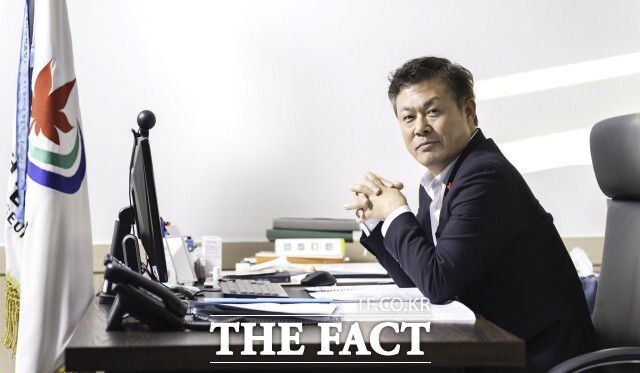 이학수 정읍시장은 2025년 노인복지 예산을 지난해 대비 4.1% 늘어난 1694억 원으로 증액하고 초고령사회 대비를 위한 종합적 복지 정책을 추진한다고 밝혔다. 시는 △노인 돌봄 강화 △노인 일자리 창출 △건강 의료지원 확대 △여가·복지시설 확충 △선진 장례문화 조성을 주요 목표로 설정하고 다양한 정책을 시행하고 있다. /정읍시